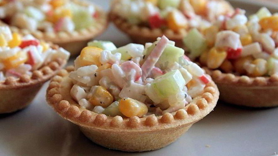 Рецепт тарталеток с крабовыми палочками кукурузой и огурцом