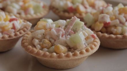 Рецепт тарталеток с крабовыми палочками кукурузой и огурцом