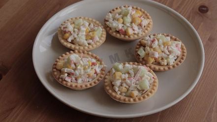 Рецепт тарталеток с крабовыми палочками кукурузой и огурцом