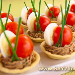 Рецепт Тарталеток с печеночным муссом, перепелиными яйцами и помидорами черри