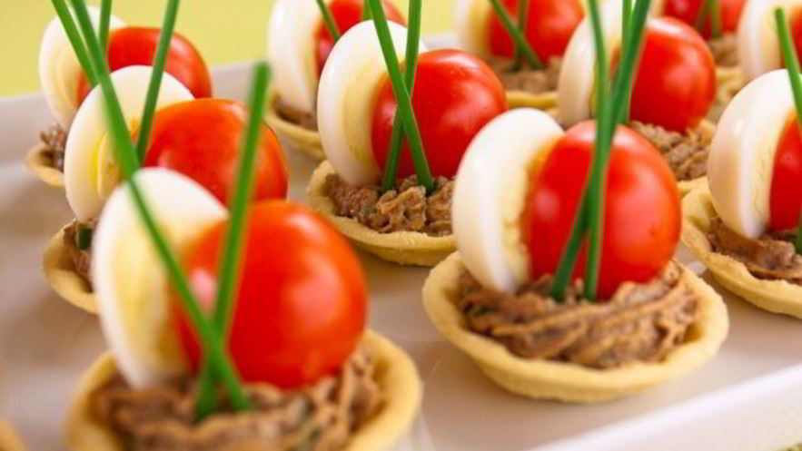 Рецепт тарталеток с печеночным муссом, перепелиными яйцами и помидорами черри