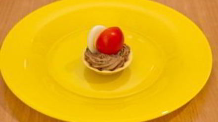 Рецепт тарталеток с печеночным муссом, перепелиными яйцами и помидорами черри