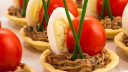 Рецепт тарталеток с печеночным муссом, перепелиными яйцами и помидорами черри