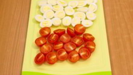 Рецепт тарталеток с печеночным муссом, перепелиными яйцами и помидорами черри