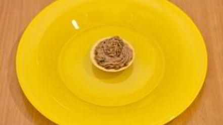 Рецепт тарталеток с печеночным муссом, перепелиными яйцами и помидорами черри