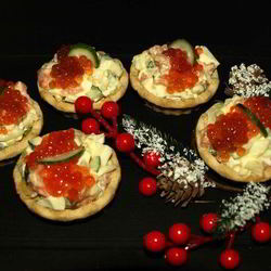 Рецепт Тарталеток с салатом из слабосоленой форели и красной икрой