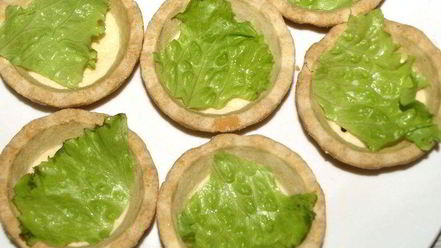 Рецепт тарталеток с салатом из слабосоленой форели и красной икрой