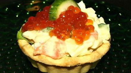 Рецепт тарталеток с салатом из слабосоленой форели и красной икрой