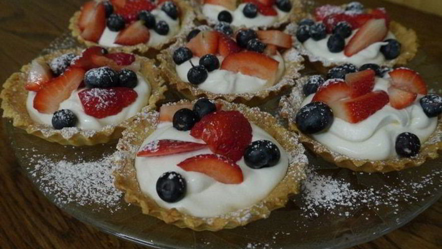 Рецепт тарталеток с ягодами и взбитыми сливками