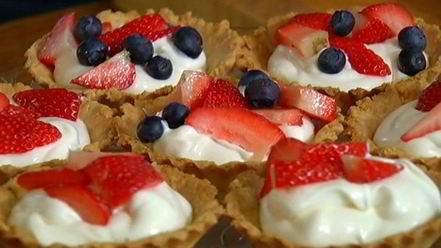 Рецепт тарталеток с ягодами и взбитыми сливками