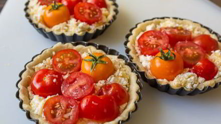 Рецепт томатных тарталеток с сыром