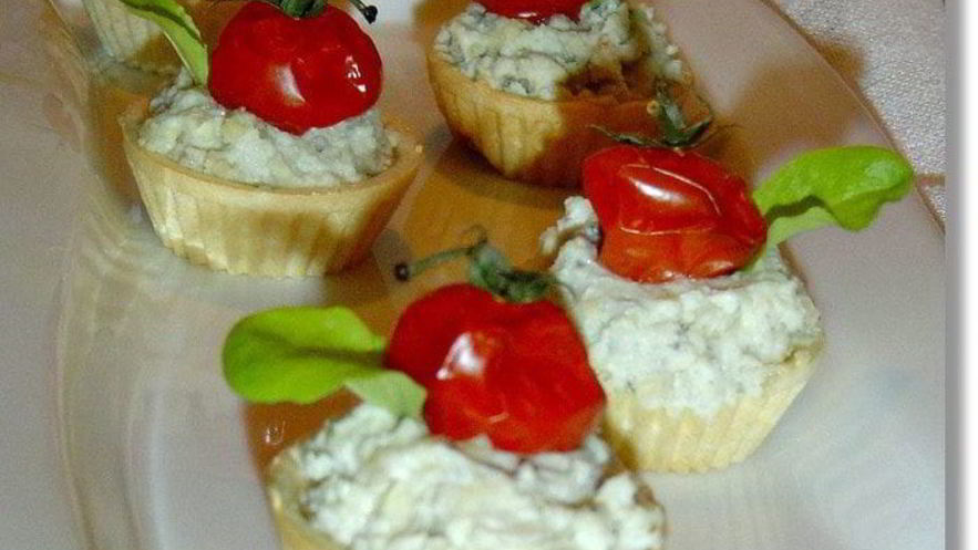 Рецепт закусочных тарталеток с рокфором и помидорами черри