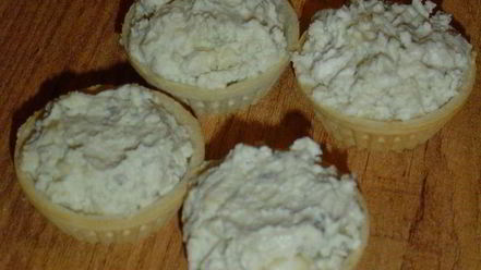 Рецепт закусочных тарталеток с рокфором и помидорами черри