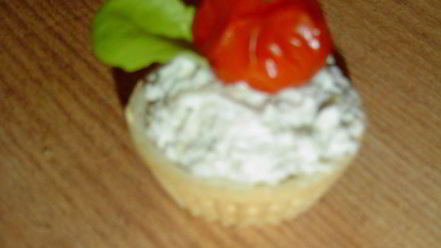 Рецепт закусочных тарталеток с рокфором и помидорами черри