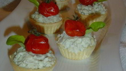 Рецепт закусочных тарталеток с рокфором и помидорами черри