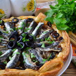 Рецепт Лукового тарта с малосольной килькой