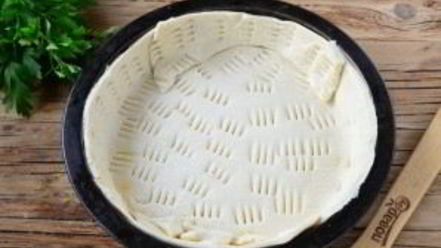 Рецепт лукового тарта с малосольной килькой