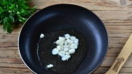 Рецепт лукового тарта с малосольной килькой