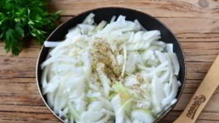 Рецепт лукового тарта с малосольной килькой