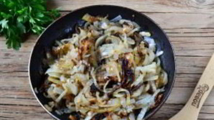 Рецепт лукового тарта с малосольной килькой