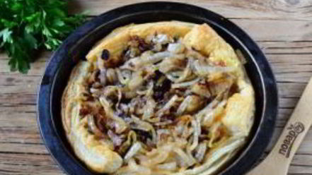 Рецепт лукового тарта с малосольной килькой