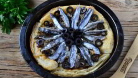 Рецепт лукового тарта с малосольной килькой