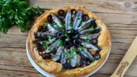 Рецепт лукового тарта с малосольной килькой