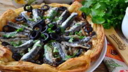 Рецепт лукового тарта с малосольной килькой