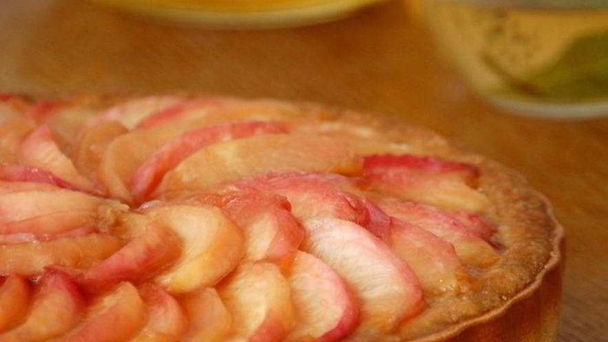 Рецепт миндального тарта с карамелизованными нектаринами