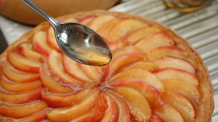 Рецепт миндального тарта с карамелизованными нектаринами