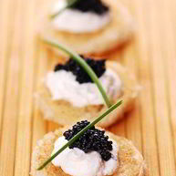 Рецепт Новогодних тартинок с икрой