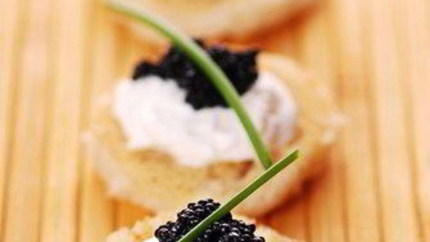 Рецепт новогодних тартинок с икрой