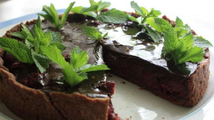 Рецепт шоколадного тарта с вишней