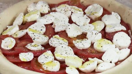 Рецепт сытного тарта с моцареллой и помидорами