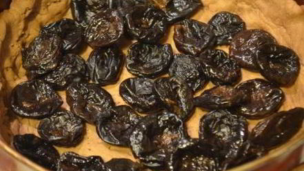 Рецепт тарта с черносливом и нежнейшим шоколадным ганашем