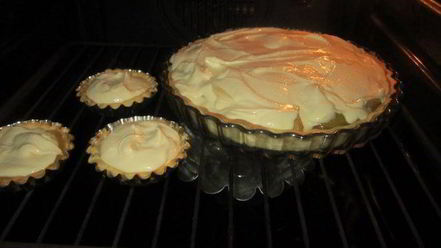 Рецепт тарта с карамелизированными фруктами и творожным пудингом