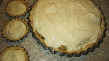 Рецепт тарта с карамелизированными фруктами и творожным пудингом