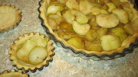 Рецепт тарта с карамелизированными фруктами и творожным пудингом