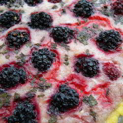 Рецепт Тарта с клубникой с розмарином и ежевикой с базиликом Двойное удовольствие