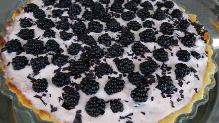 Рецепт тарта с клубникой с розмарином и ежевикой с базиликом двойное удовольствие