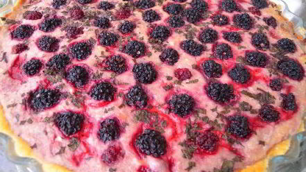 Рецепт тарта с клубникой с розмарином и ежевикой с базиликом двойное удовольствие