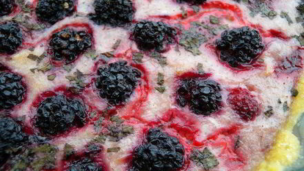 Рецепт тарта с клубникой с розмарином и ежевикой с базиликом двойное удовольствие