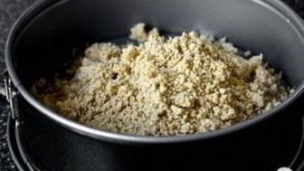 Рецепт тарта со сливами и лесными орехами