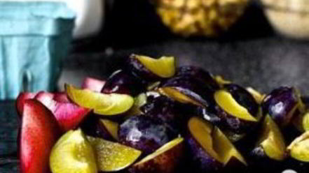 Рецепт тарта со сливами и лесными орехами