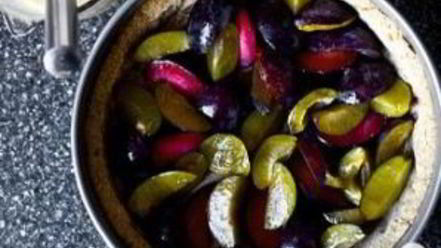 Рецепт тарта со сливами и лесными орехами