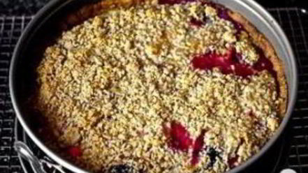 Рецепт тарта со сливами и лесными орехами