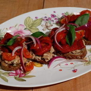 Рецепт Тартина с запеченным сладким перцем и тунцом