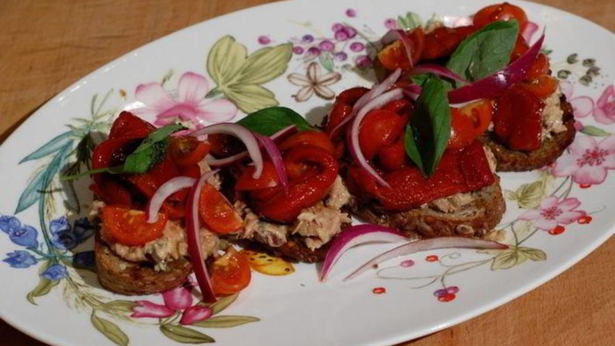 Рецепт тартина с запеченным сладким перцем и тунцом