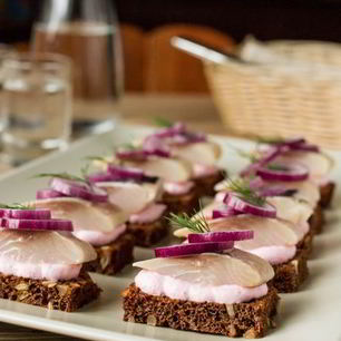 Рецепт Тартинок с сельдью и сметанным соусом с хреном