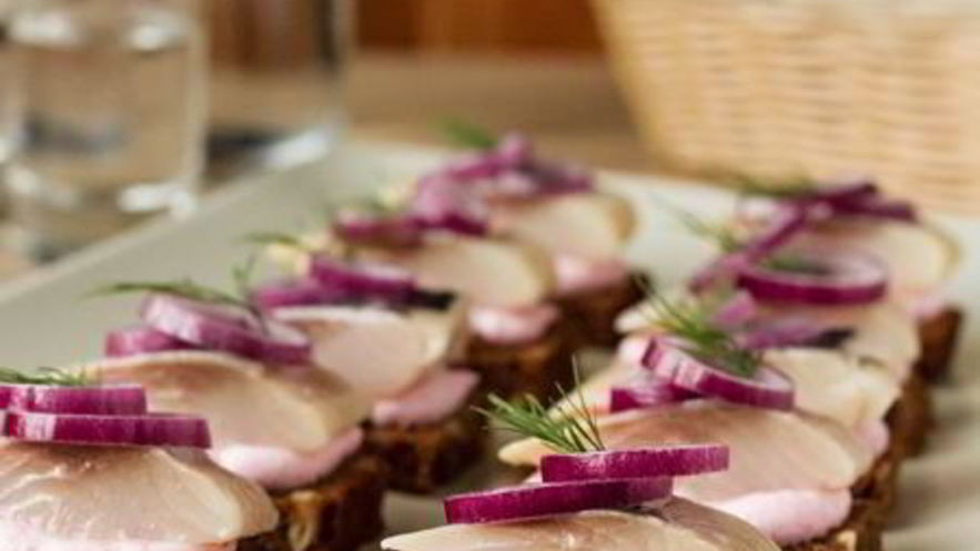 Рецепт тартинок с сельдью и сметанным соусом с хреном